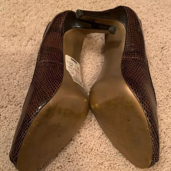 Well worn Tahari brown heels project shoes size 8.5 - Picture 3 of 8